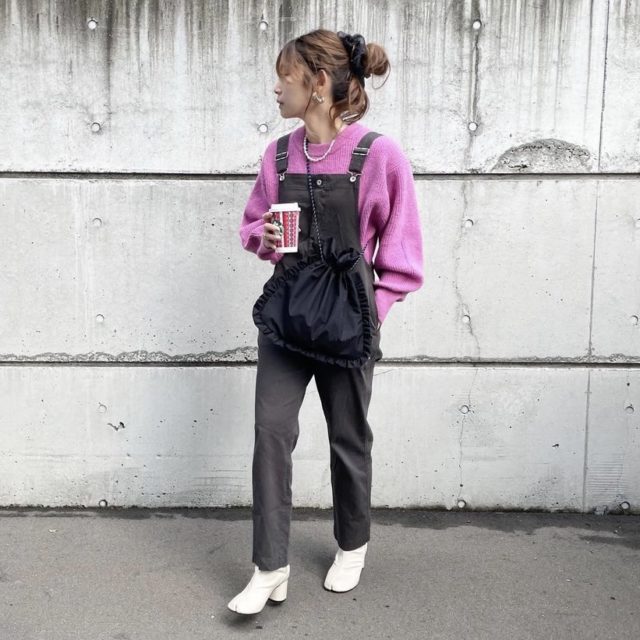 ピンクのニットをサロペットとのコーデ