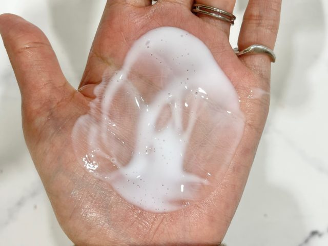 ボディミルクＰｒｏ.を手のひらで伸ばしている様子