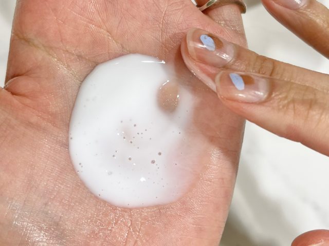 ボディミルクＰｒｏ.を手のひらに出している様子