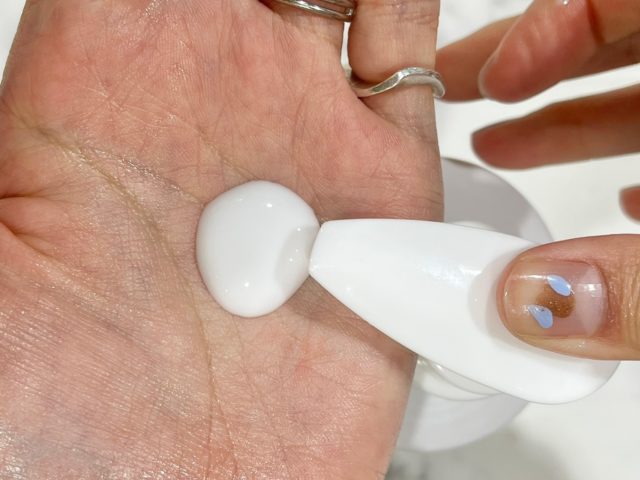 ボディミルクＰｒｏ.をポンプから出している様子