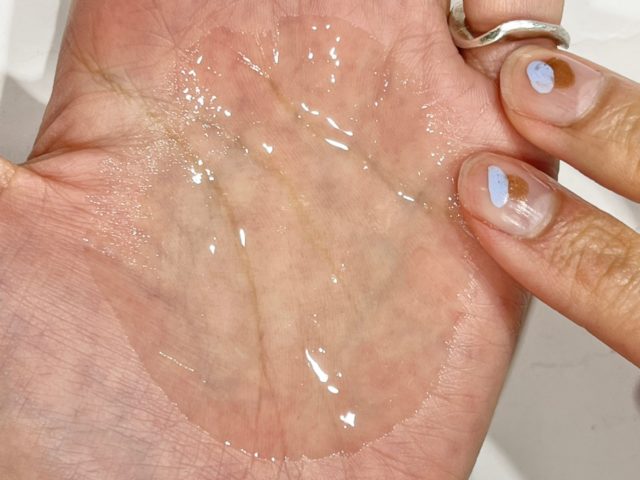 フェイシャルオイル２２を手のひらに広げている様子