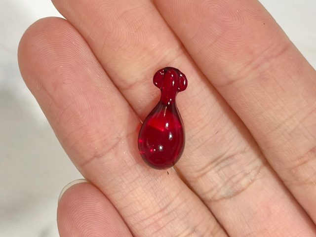 フェイシャルオイル２２のカプセルを手に乗せている様子