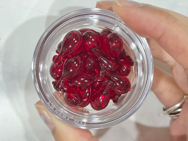 フェイシャルオイル２２のフタを開けた様子