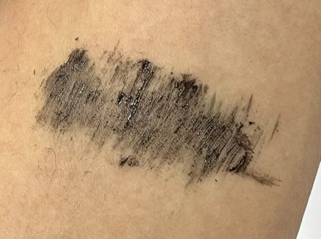 エアリーロングラッシュマスカラを色を確認するため手に塗っている様子