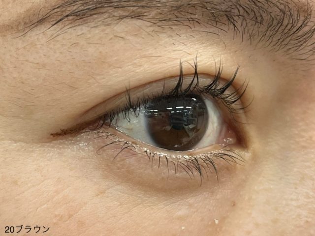 20ブラウンを塗った目元の画像