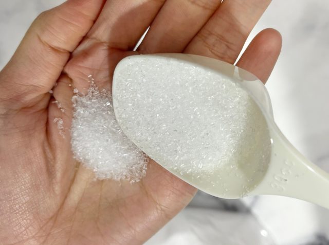キラキラした結晶の硫酸マグネシウムは皮膚をすこやかに保ち肌を滑らかにしてくれます