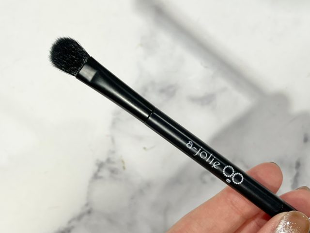 アジョリーのロゴが小さく入ったブラシ