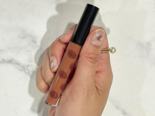 唇のイラストが入ったパッケージ