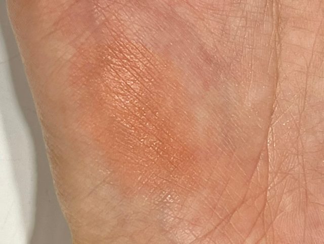 リップ＆チークを腕に試し塗り