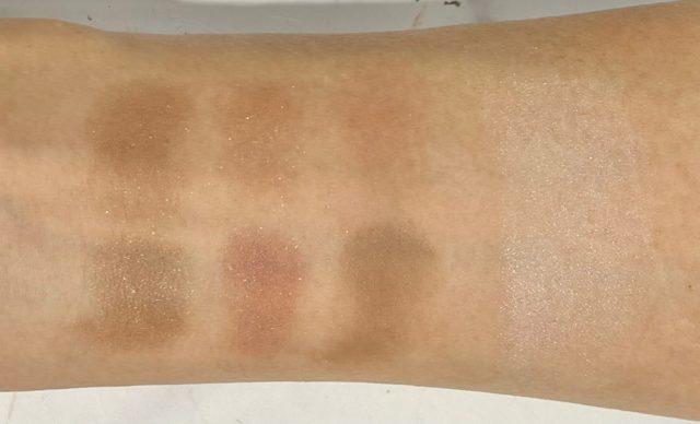 パレットの中身を腕に試し塗り