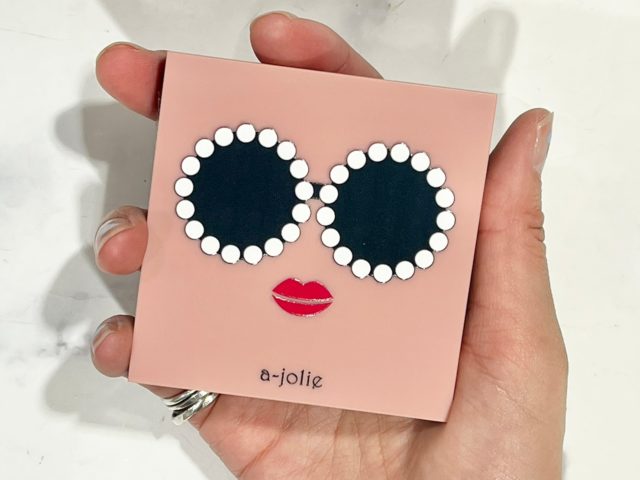 フェイスパレットを持つ手元