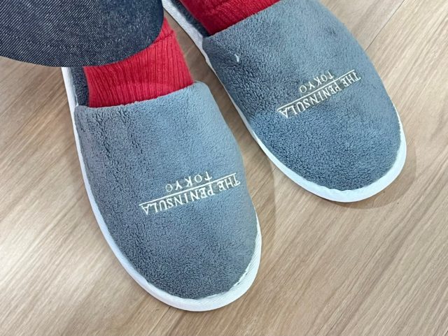 ザ･ペニンシュラ東京のスリッパを履いたところ