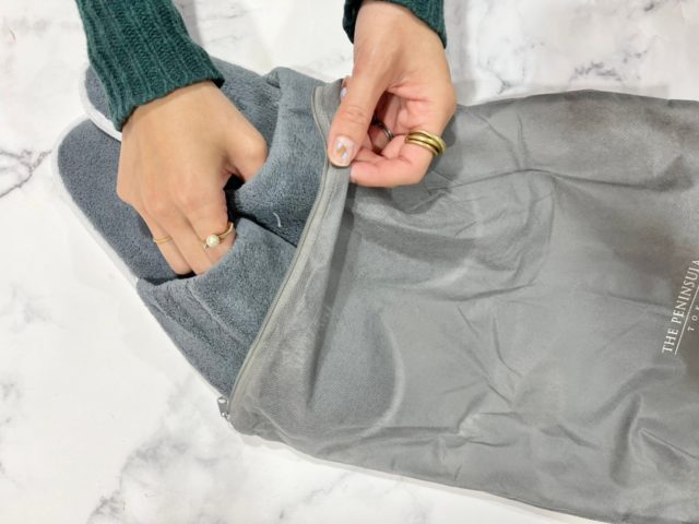 ザ･ペニンシュラ東京のスリッパを収納袋に入れているところ