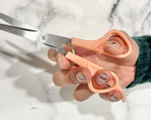 ハサミに指を通した状態