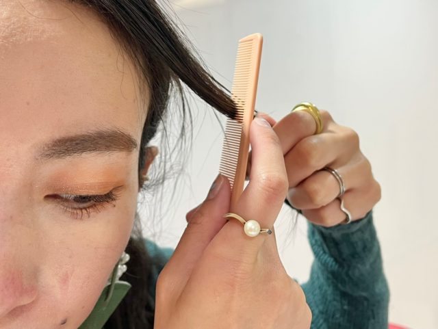 実際に髪をとかす様子
