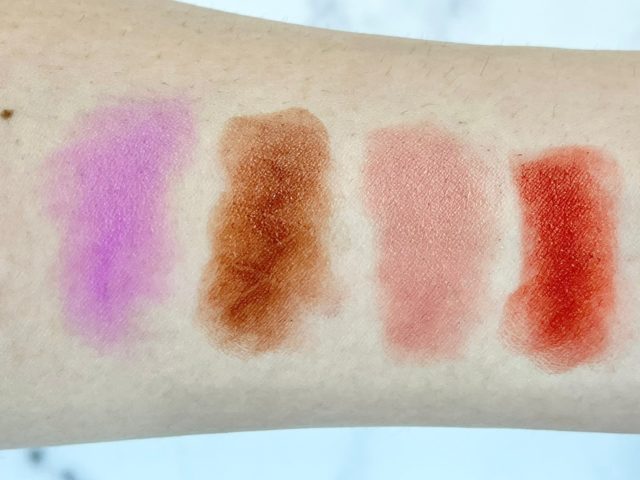 リップを腕に試し塗り