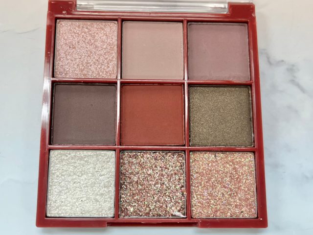 9色のアイシャドウ