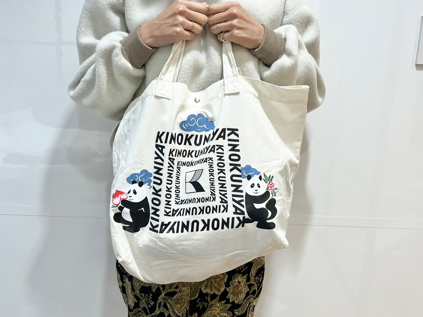 双子パンダの2wayお買い物バッグを持った画像