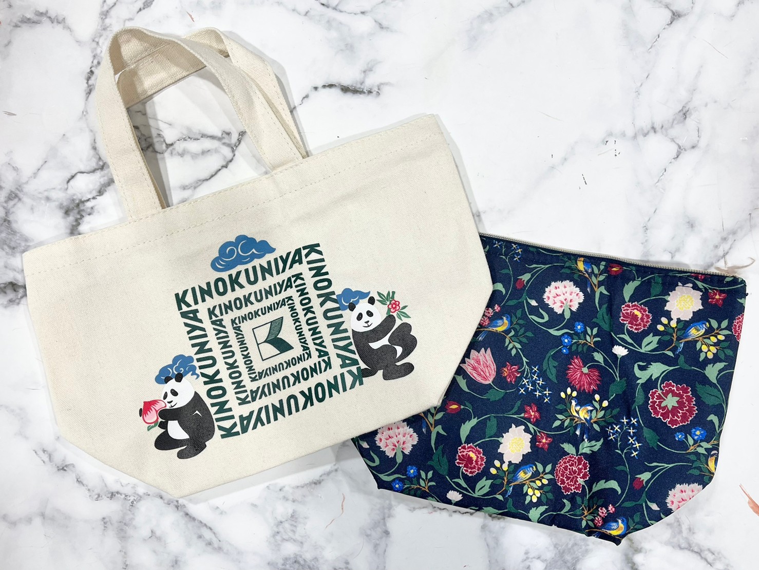 双子パンダのトートバッグと花柄保温・保冷ポーチ画像