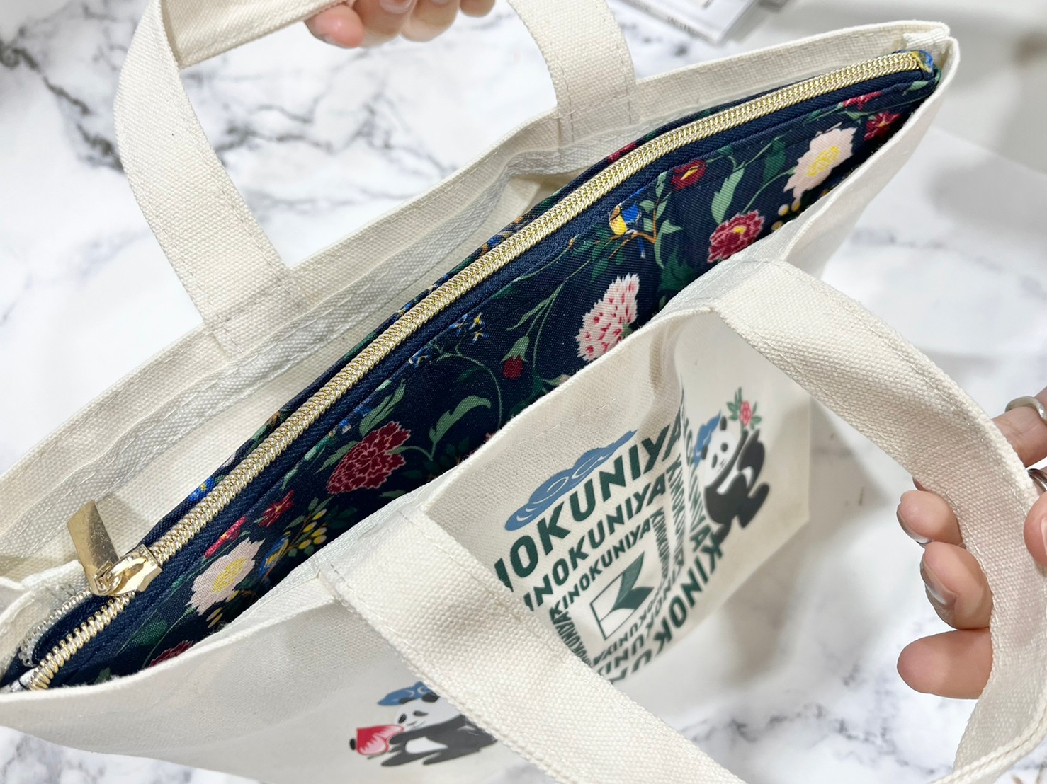 保温・保冷ポーチをトートに入れた画像