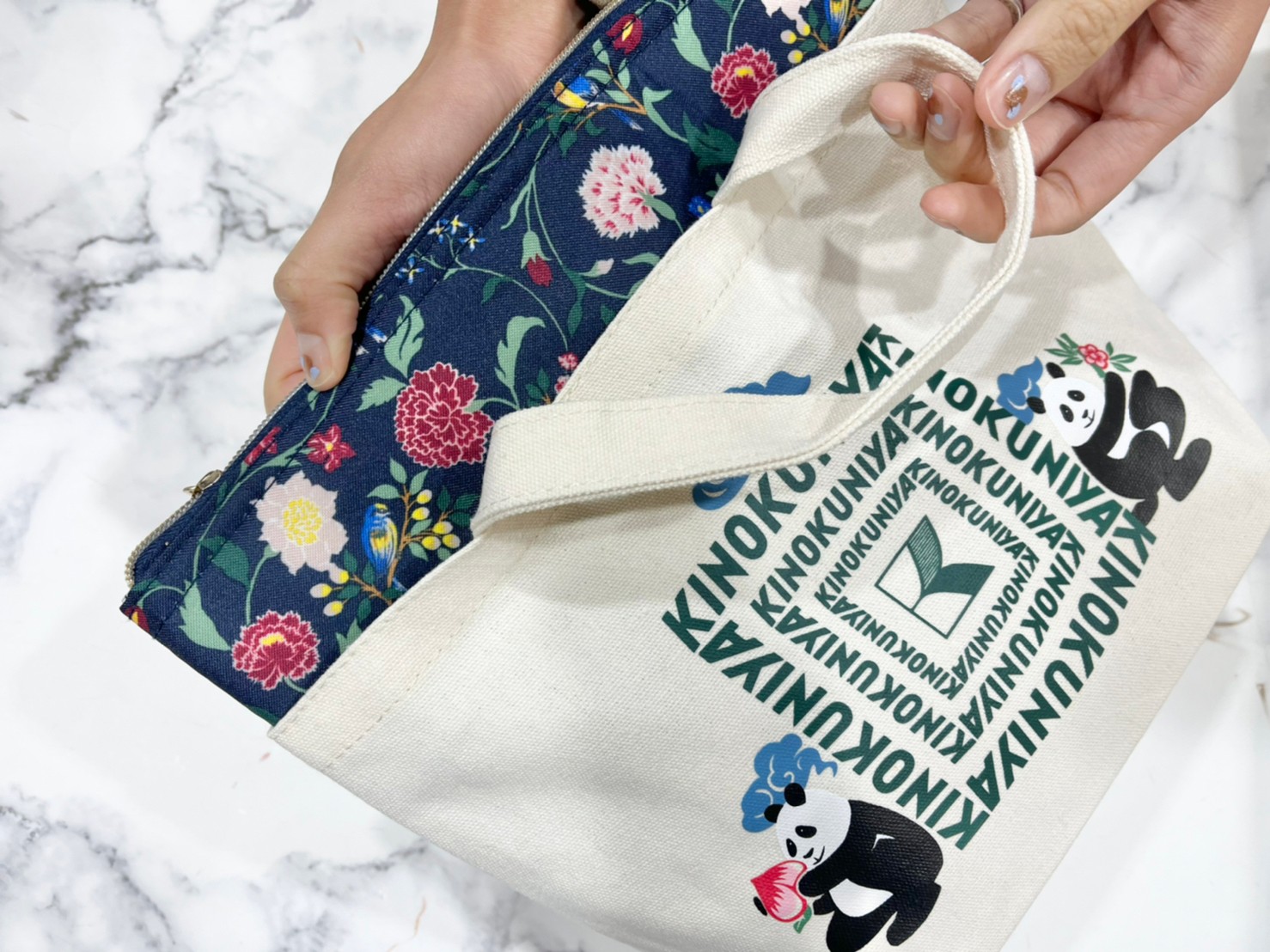 保温・保冷ポーチをトートに入れる画像