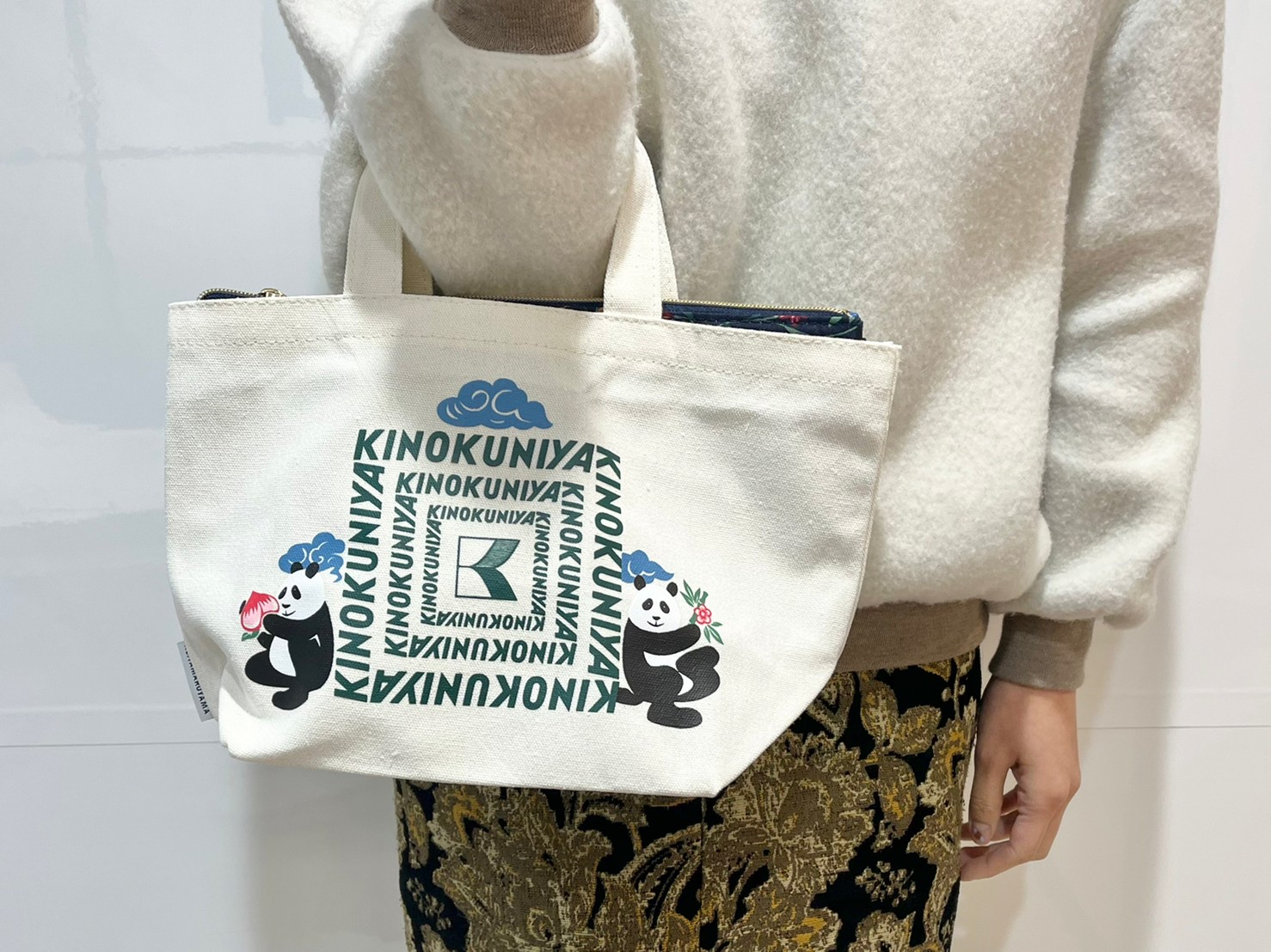 トートバッグ＆保温・保冷ポーチを手に持った画像