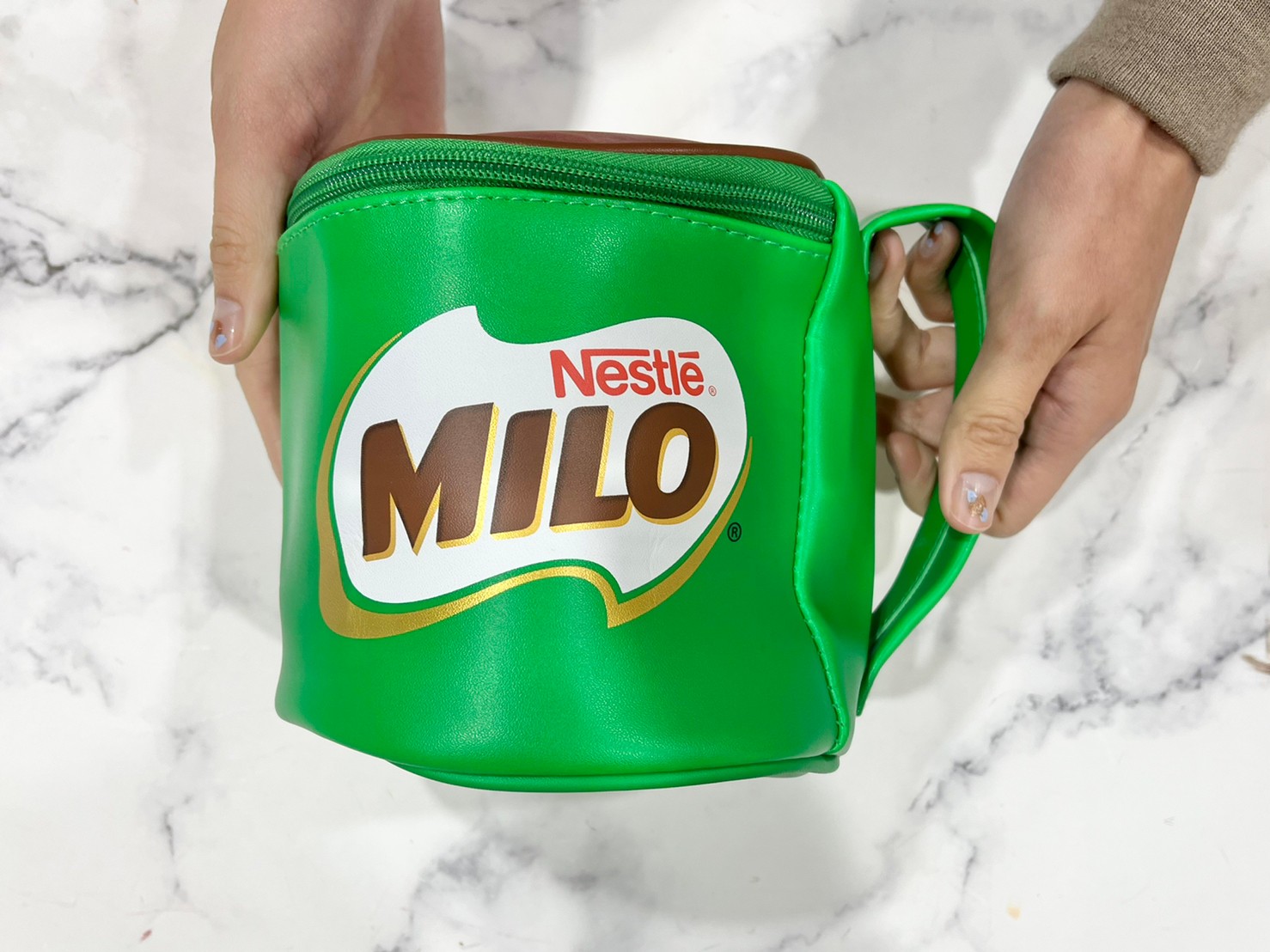 ミロ BIGポーチを手に持った画像