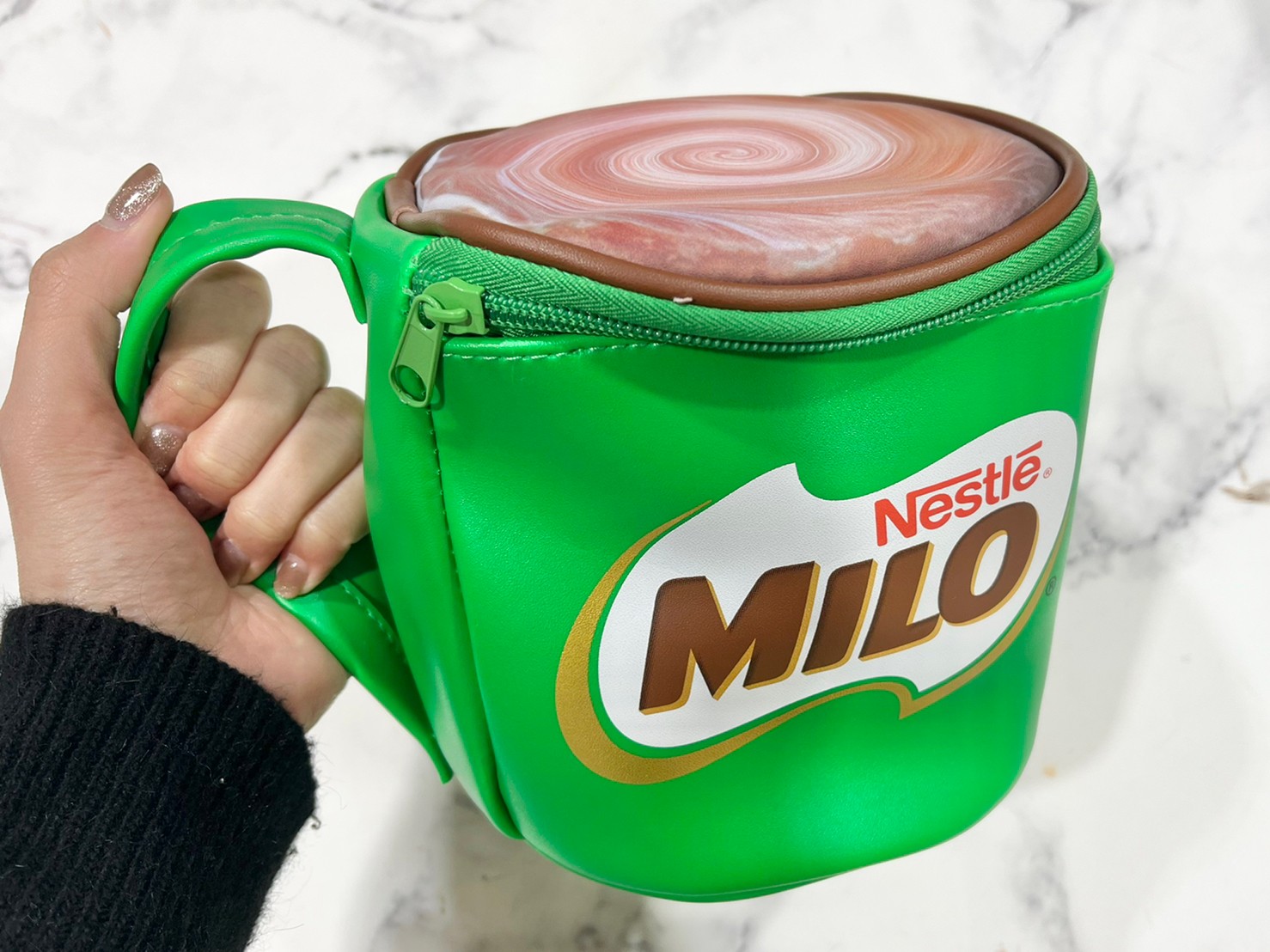 ミロ BIGポーチをマグカップのように持った画像