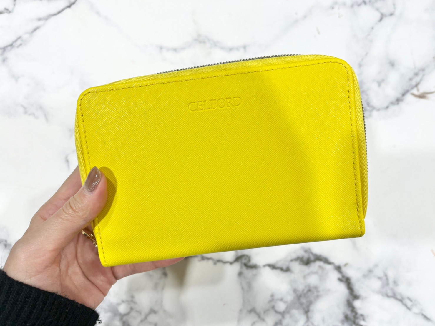 カードケースを手に持った画像