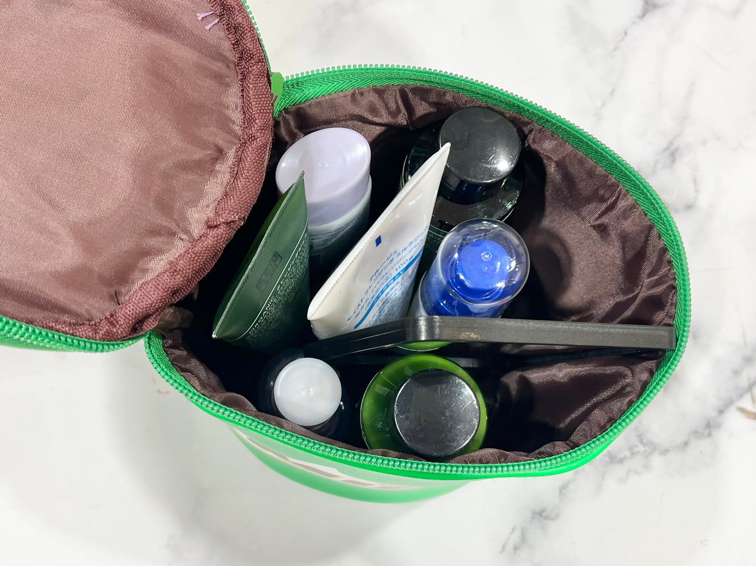 ミロ BIGポーチにスキンケア用品を入れた画像