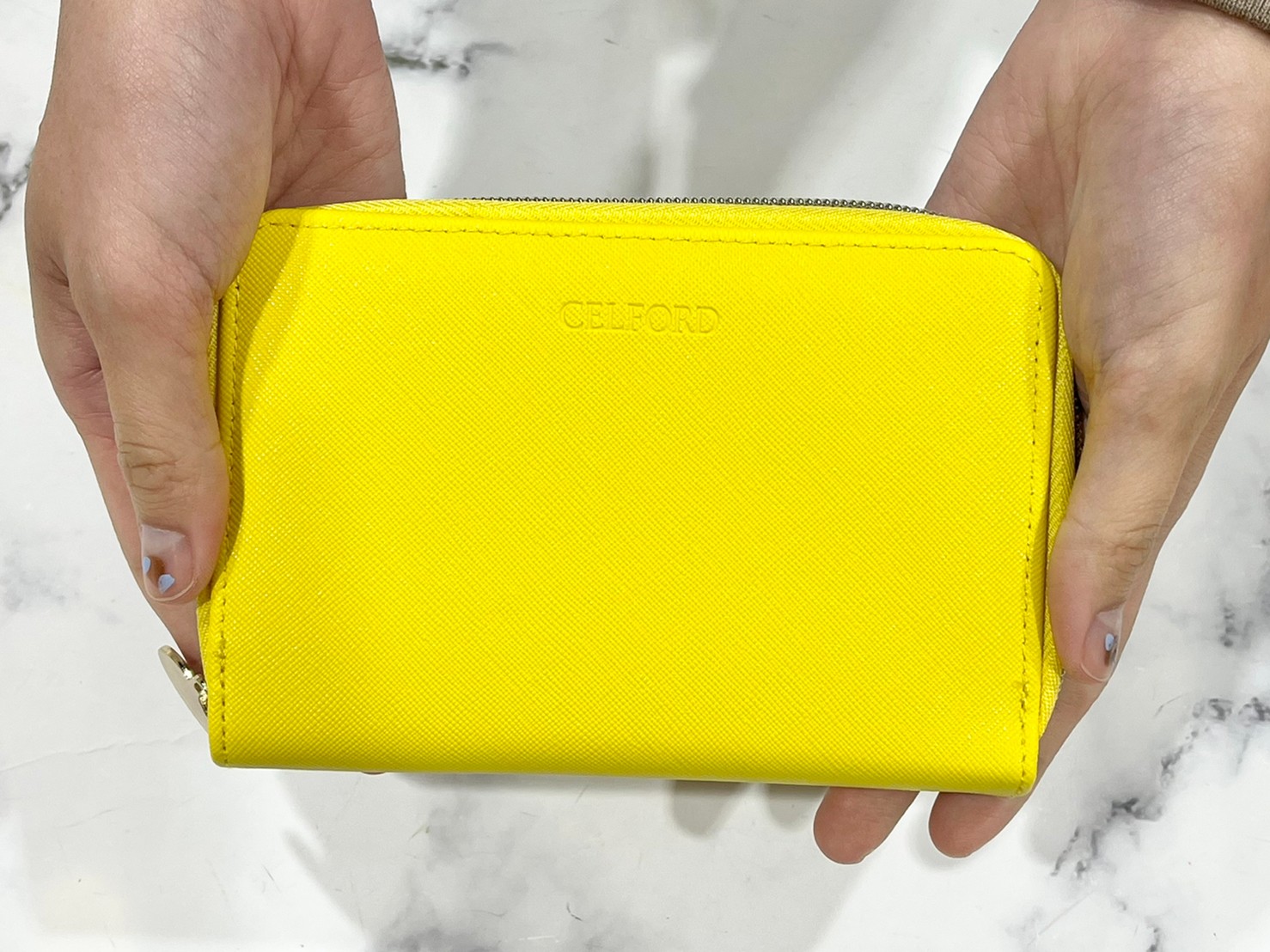 カードケースを手に持った画像