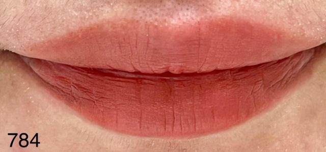 コッパーパールでおしゃれな抜け感が出るレディッシュブラウン