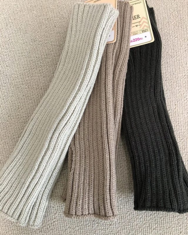 ダイソーのニットアームウォーマー全3色の置き画