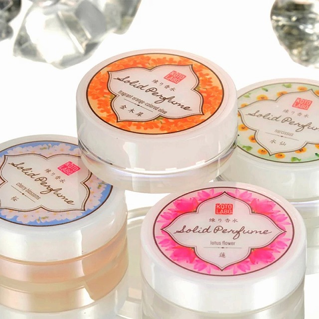 コトラボの練り香水が重ねられた画像