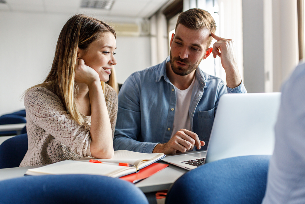 一緒に仕事する男女