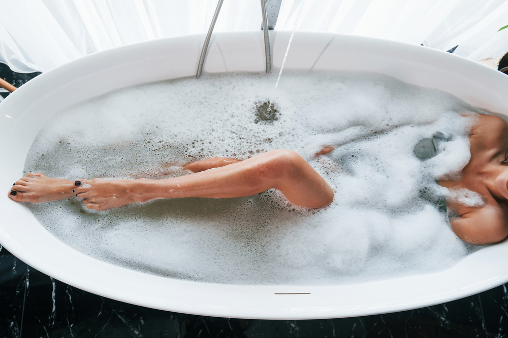 お風呂につかる女