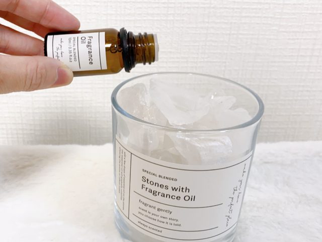 アロマオイルとガラスケースの容器