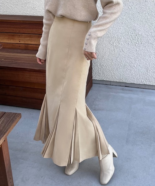 JUNOAHのプリーツマーメイドスカートのベージュの着用画像