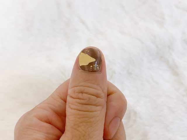 ネイルをしている親指