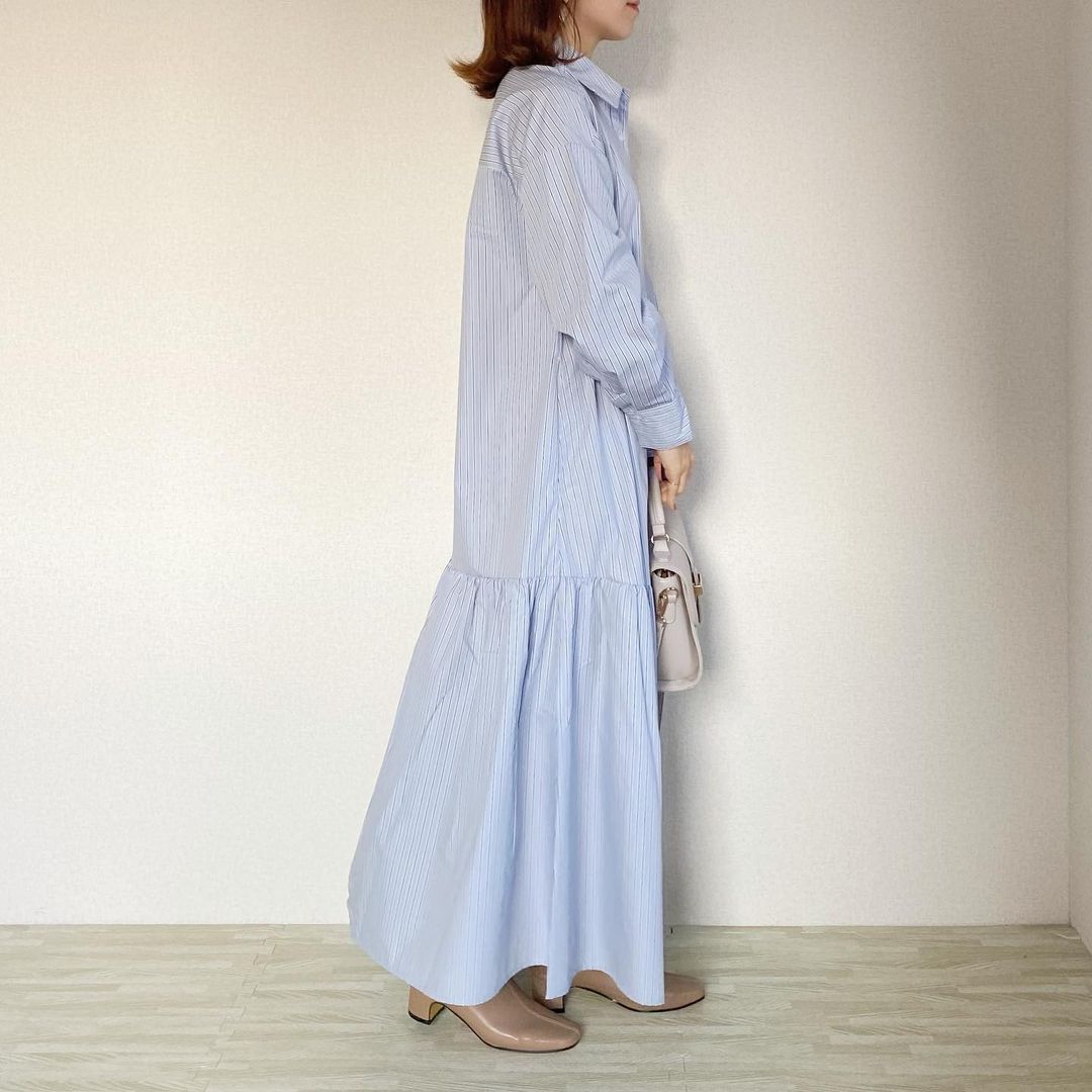 ギャザー切り替えシャツワンピースを着た横から画像