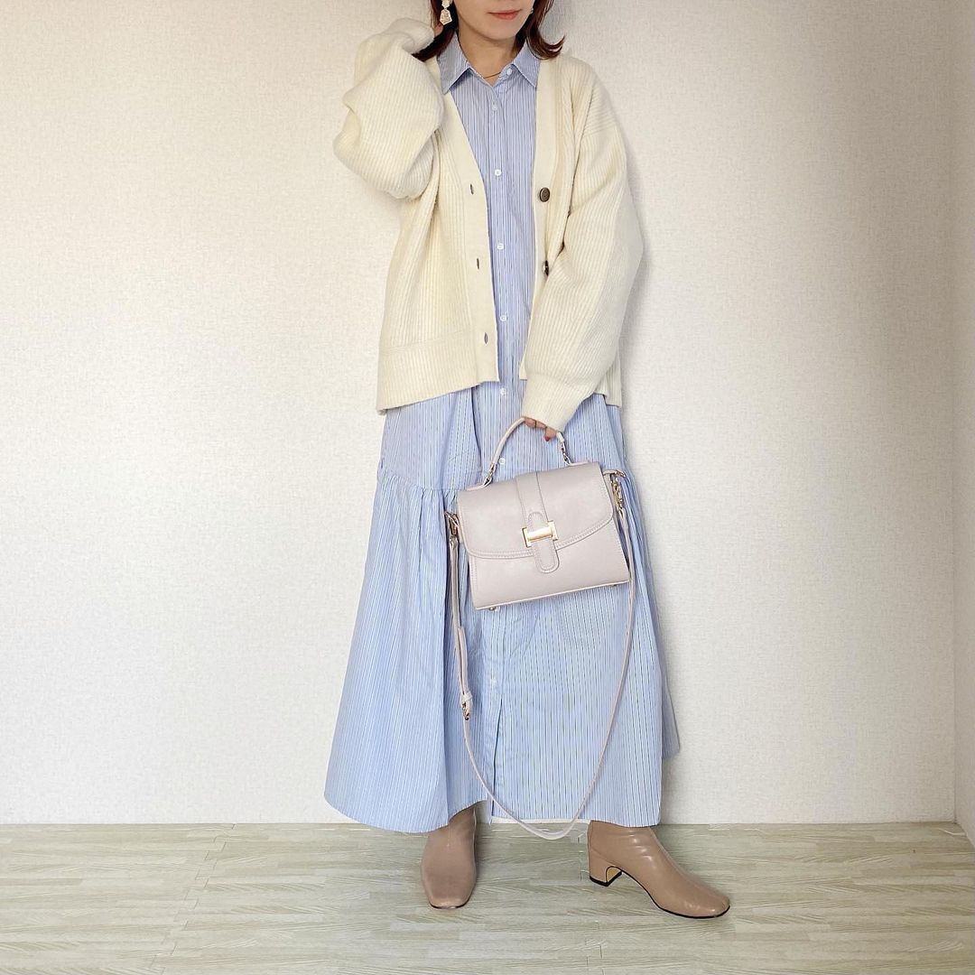 ニットカーディガン×ギャザー切り替えシャツワンピースのきれいめコーデ