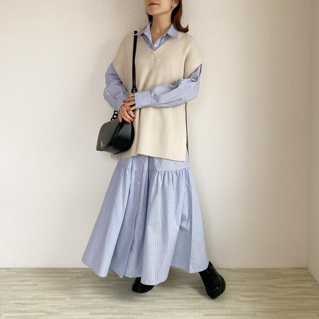 ホワイトニットベスト×ギャザー切り替えシャツワンピースのレイヤードコーデ