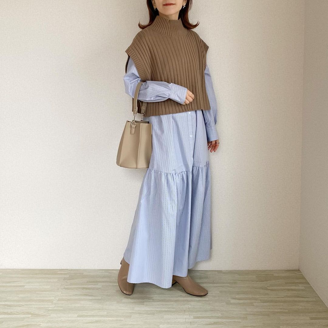 ブラウンニットベスト×ギャザー切り替えシャツワンピースのレイヤードコーデ