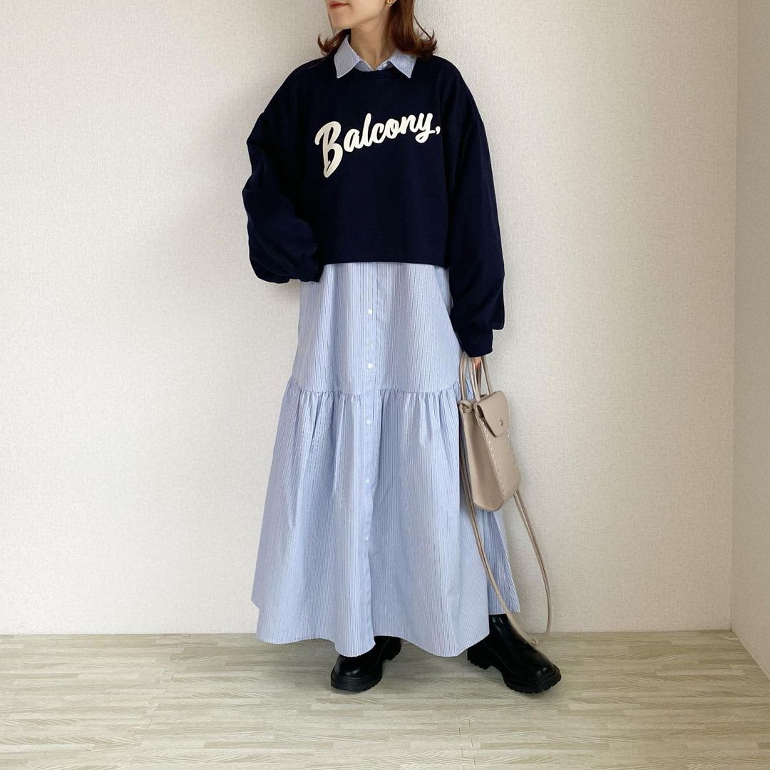 ロゴトップス×ギャザー切り替えシャツワンピースのカジュアルコーデ