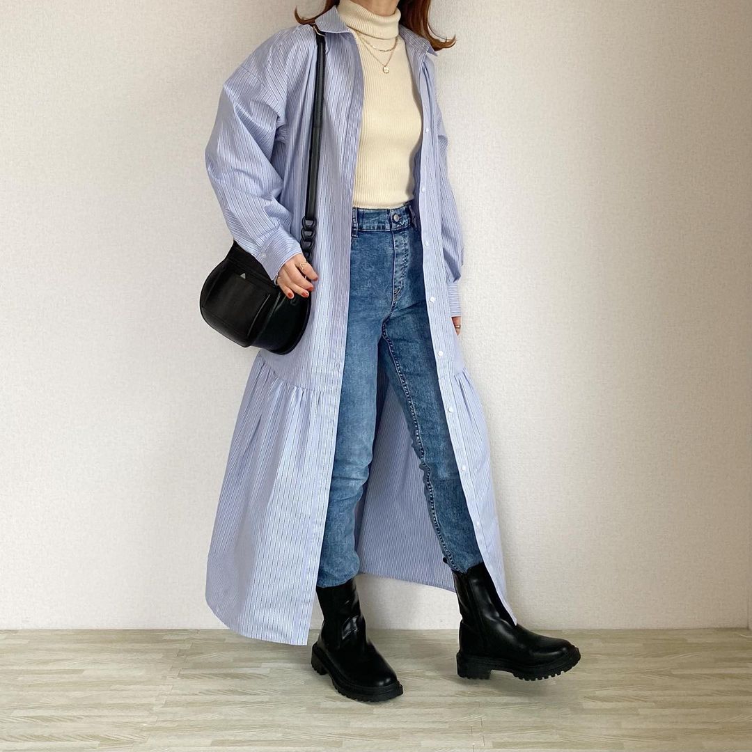 ハイネックニット×デニム×ギャザー切り替えシャツワンピースのカジュアルコーデ
