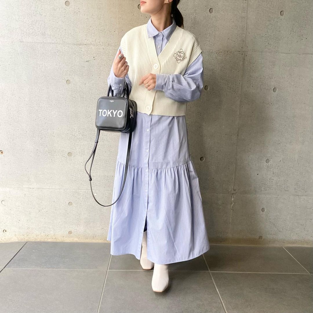 ショート丈のホワイトニットベスト×ギャザー切り替えシャツワンピースのレイヤードコーデ