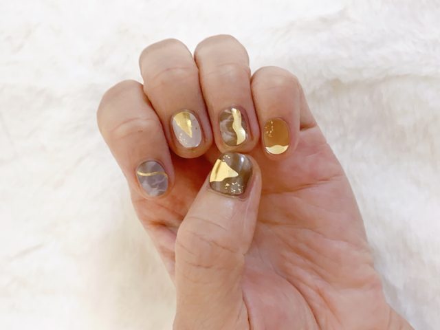 ネイルをしている手