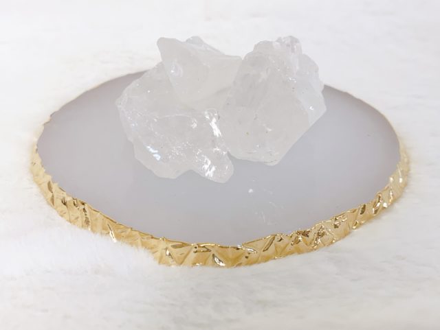 石が乗った小物入れ