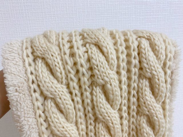 ケーブル編みのスヌード