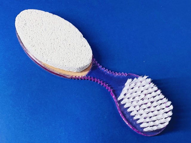 かかとすっきりブラシは、軽石・ヤスリ・ブラシがひとつになっている